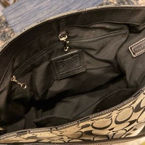 Black coach shoulder bag.